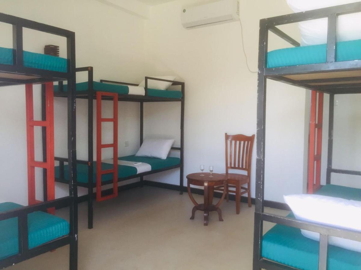 One More Night Hostel Sigiriya Habitación foto